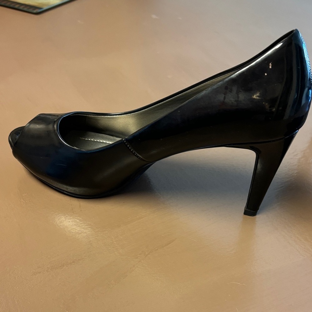 Bandolino Glossy Black Peep Toe Heels